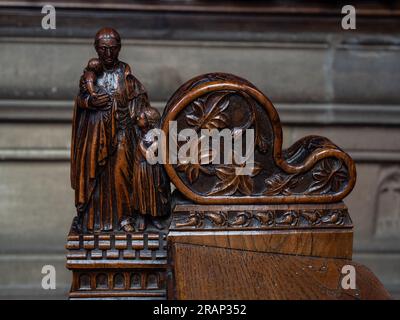 Extrémité de banc en bois sculpté datant du 19ème siècle, église de St John the Baptist, Tideswell, Derbyshire, Royaume-Uni Banque D'Images