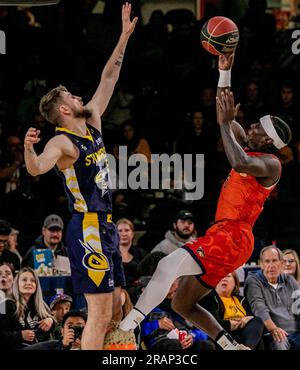 Edmonton, Canada. 03 juillet 2023. Edmonton Stinger's (5) Martynas Varnas (F) défend contre (6) Alex Campbell (G) dans une action en 2023 contre les bandits de Vancouver. Vancouver bandits 92:78 Edmonton Stingers crédit : SOPA Images Limited/Alamy Live News Banque D'Images