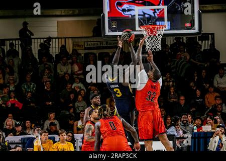 Edmonton, Canada. 03 juillet 2023. Edmonton Stingers (3) Aher Ukuak (F) tire contre le Vancouver Bandit (32) Nick Ward (F) lors de l'action du CEBL en 2023. Vancouver bandits 92:78 Edmonton Stingers crédit : SOPA Images Limited/Alamy Live News Banque D'Images