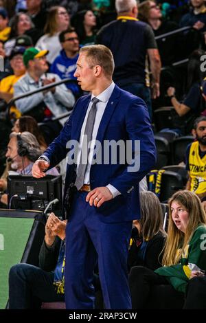 Edmonton, Canada. 03 juillet 2023. Jordan Baker, entraîneur d'Edmonton Stinger, dirige la salle lors de l'action du CEBL en 2023 contre les bandits de Vancouver. Vancouver bandits 92:78 Edmonton Stingers crédit : SOPA Images Limited/Alamy Live News Banque D'Images