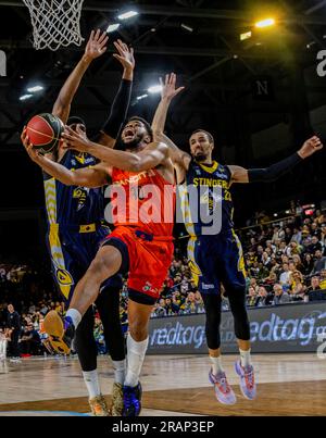 Edmonton, Canada. 03 juillet 2023. Meshack Lufile (F) d'Edmonton Stinger (32) défend contre MJ Walker (G) de Vancouver Bandit (30) en 2023. Vancouver bandits 92:78 Edmonton Stingers crédit : SOPA Images Limited/Alamy Live News Banque D'Images