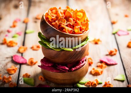 Croustilles de légumes secs de carotte, betterave, panais et autres légumes . Régime biologique et nourriture végétalienne. Banque D'Images