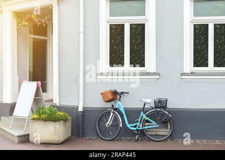 Nouveau vélo élégant près du bâtiment sur la rue de la ville Banque D'Images