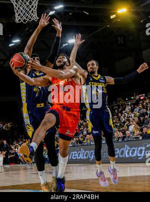 Edmonton, Canada. 03 juillet 2023. Meshack Lufile (F) d'Edmonton Stinger (32) défend contre MJ Walker (G) de Vancouver Bandit (30) en 2023. Vancouver bandits 92:78 Edmonton Stingers (photo Ron Palmer/SOPA Images/Sipa USA) crédit : SIPA USA/Alamy Live News Banque D'Images