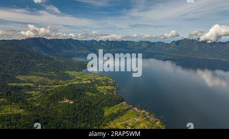 Drone aérien du lac bleu Maninjau dans un cratère parmi les montagnes. Sumatra, Indonésie. Banque D'Images