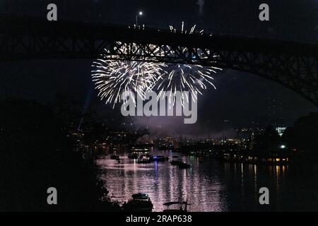 Seattle, États-Unis. 4 juillet 2023. Les gens se rassemblent à Fremont pour célébrer le jour de l’indépendance en regardant les feux d’artifice Seafair d’Amazon sur South Lake Union et Aurora Bridge. James Anderson/Alamy Live News Banque D'Images