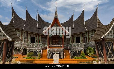 Palais du sultan construit dans un style traditionnel. Istano Silindang Bulan. Sumatra, Indonésie. Banque D'Images