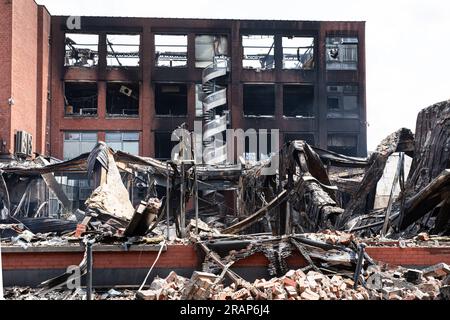 Paris, France. 30 juin 2023. Un bâtiment incendié par des manifestants est vu à Roubaix, France, le 30 juin 2023. Crédit : Sebastien Courdji/Xinhua/Alamy Live News Banque D'Images