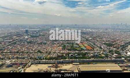 Bidonvilles et gratte-ciel à Jakarta. Paysage urbain, Indonésie. Banque D'Images