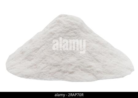 Bicarbonate de sodium ou bicarbonate de soude isolé sur fond blanc. Pile de poudre de bicarbonate de sodium. gros plan Banque D'Images