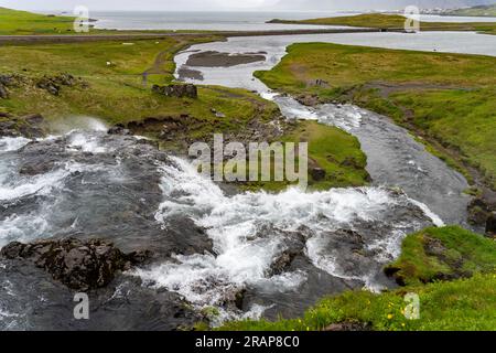 Cascade Kirkjufellsfoss en Islande en été Banque D'Images