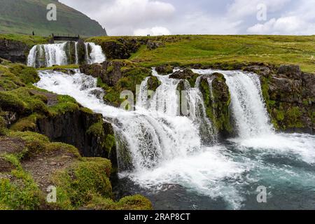 Cascade Kirkjufellsfoss en Islande en été Banque D'Images