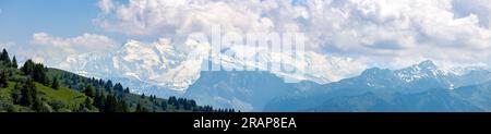 Panorama graphique du Mont Blanc sommets de neige éternels massifs dans la brume atmosphérique avec des nuages spectaculaires s'élevant au-dessus vu du Col de Joux plane Banque D'Images