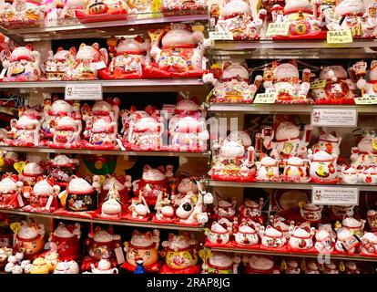 Étagères pleines de chanceux annonçant Fortune Cats dans une boutique de souvenirs à Chinatown Grant Avenue San Francisco Californie USA Banque D'Images