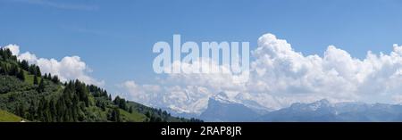 Panorama du Mont Blanc sommets de neige éternels massifs dans la brume atmosphérique avec des nuages spectaculaires s'élevant au-dessus vu du Col de Joux plane Banque D'Images