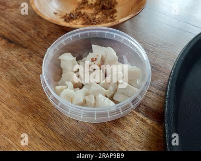 Bol avec petits morceaux blancs de requin fermenté (Hakarl) Banque D'Images