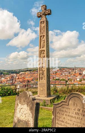 Croix celtique au cimetière de l'abbaye de Whitby. Whitby, Yorkshire du Nord, Angleterre Banque D'Images