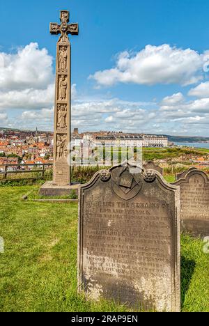 Croix celtique au cimetière de l'abbaye de Whitby. Whitby, Yorkshire du Nord, Angleterre Banque D'Images