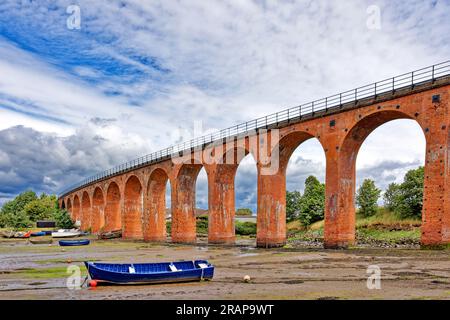 Ferryden Viaduct Montrose Basin Scotland les 17 arches semi-circulaires en brique rouge vues à marée basse Banque D'Images