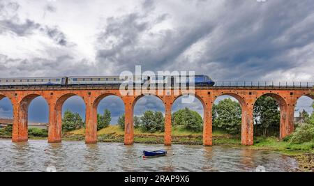 Ferryden Viaduct Montrose Basin Scotland un ScotRail Inter7City Diesel train traversant les 17 arches semi-circulaires en brique rouge Banque D'Images