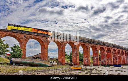 Ferryden Viaduct Montrose Basin Scotland Colas Rail Freight Diesel train traversant les 17 arches semi-circulaires en brique rouge Banque D'Images