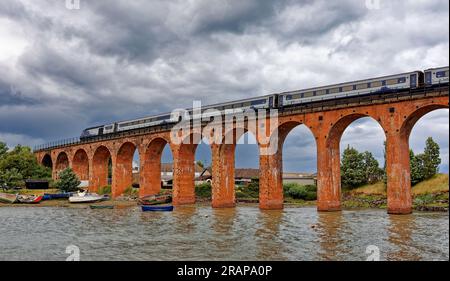 Ferryden Viaduct Montrose Basin ScotRail Inter7City Diesel train traversant les 17 arches semi-circulaires en briques rouges Banque D'Images