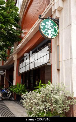 Ho Chi Minh ville, Vietnam - 4 juin 2023 : panneau commercial sur un célèbre café avec le logo Starbucks. Publicité de marque de café populaire sur un bu Banque D'Images