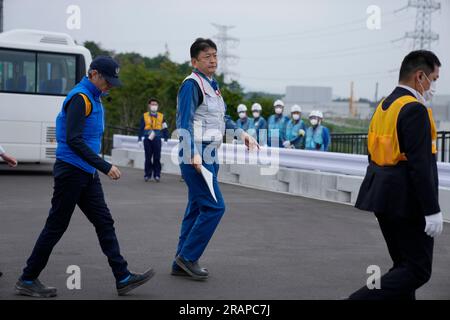 Futaba, Japon. 5 juillet 2023. Rafael Mariano Grossi, directeur général de l’Agence internationale de l’énergie atomique, est parti inspecter la centrale nucléaire endommagée de Fukushima alors que Tomoaki Kobayakawa, président de Tokyo Electric Power Co., centre, l’escorte à Futaba, dans le nord-est du Japon, mercredi 5 juillet 2023. (Image de crédit : © POOL via ZUMA Press Wire) USAGE ÉDITORIAL SEULEMENT! Non destiné à UN USAGE commercial ! Banque D'Images