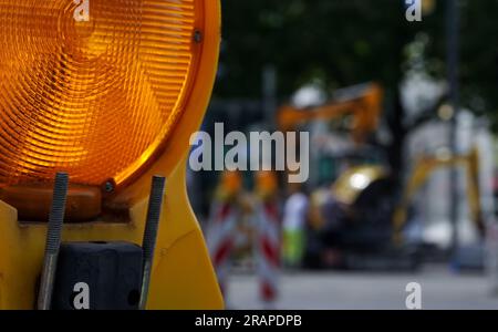 04 juillet 2023, Bavière, Munich : une lampe de chantier se trouve sur un chantier à Sendlinger Tor dans le centre-ville. Photo : Sabina Crisan/dpa Banque D'Images