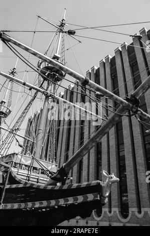 LONDRES, ANGLETERRE, Royaume-Uni - 3 MAI 2014 : réplique du Golden Hind (célèbre galléon de Francis Drake) ancré à St Mary Overie Dock. Banque D'Images