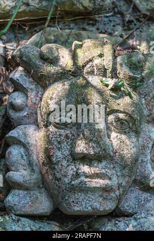 Statue maya en pierre tombale au Honduras Banque D'Images