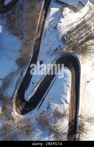 Documentation photographique aérienne d'une route de montagne en hiver Banque D'Images
