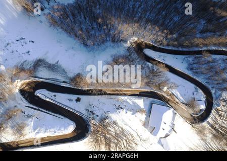 Documentation photographique aérienne d'une route de montagne en hiver Banque D'Images