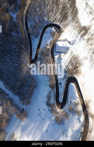 Documentation photographique aérienne d'une route de montagne en hiver Banque D'Images