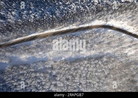 Documentation photographique aérienne d'une route de montagne en hiver Banque D'Images