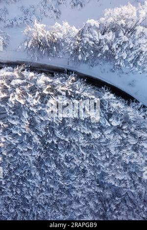 Documentation photographique aérienne d'une route de montagne en hiver Banque D'Images