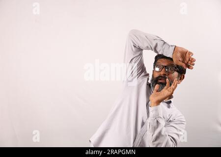 Portrait d'un barbu indien portant une chemise. Expressions funky tristes et déprimées pleines de tristesse et de regrets. Angoisse désespoir homme mécontent. Banque D'Images