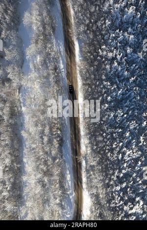 Documentation photographique aérienne d'une route de montagne en hiver Banque D'Images