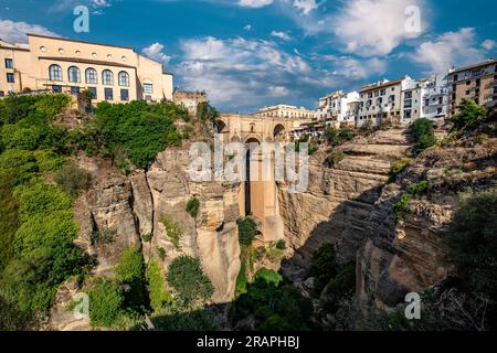 Vue panoramique de la ville monumentale de Ronda, Malaga, Espagne, avec le nouveau pont impressionnant qui relie la partie nouvelle et ancienne de la ville Banque D'Images