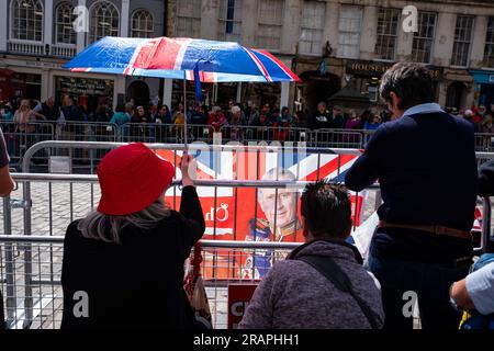 Édimbourg, Écosse, Royaume-Uni, 5 juillet 2023. Des membres du public avec des drapeaux syndicaux attendent le roi Charles III sur le Royal Mile aujourd'hui. Le roi Charles III d'Édimbourg doit recevoir les honneurs d'Écosse à la cathédrale St Giles aujourd'hui. Les honneurs de l'Écosse sont les joyaux de la Couronne écossaise. Iain Masterton/Alamy Live News Banque D'Images