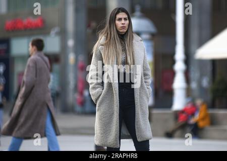 Femme croate marchant sur la place Ban Jelacic, Zagreb, Croatie Banque D'Images