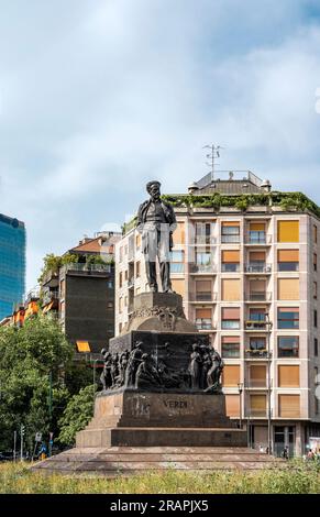 Monument au compositeur italien Giuseppe Verdi sur la piazza Buonarroti, érigé en 1913 par le sculpteur Enrico Butti, Milan, Italie Banque D'Images