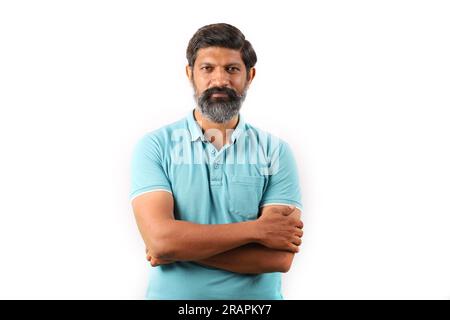 Portrait d'un barbu indien portant un t-shirt. Fond blanc des expressions funky. Expressions diverses. Banque D'Images