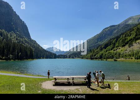 Lac Montriond vu d'en haut. Aérien de la chaîne de montagnes des Alpes françaises fondre le lac d'eau en été. Banque D'Images