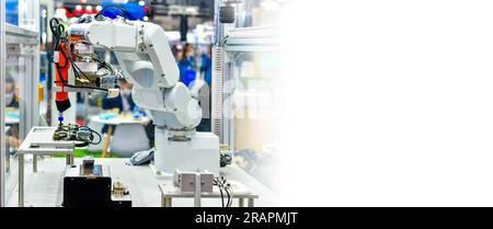 Système de bras de robot moderne blanc en usine, Industry robot concept .Copy Space Banque D'Images
