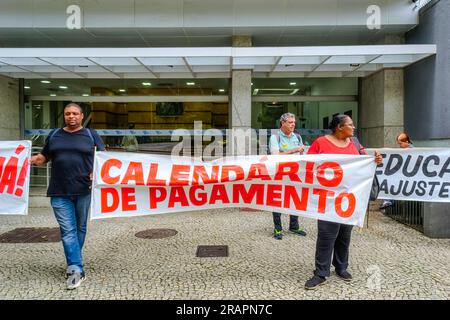 Les travailleurs brésiliens de l’éducation manifestent pour exiger de meilleures conditions de rémunération et de travail. Ils sont de la région de Duque Caxias Banque D'Images