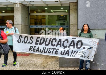 Les travailleurs brésiliens de l’éducation manifestent pour exiger de meilleures conditions de rémunération et de travail. Ils sont de la région de Duque Caxias Banque D'Images