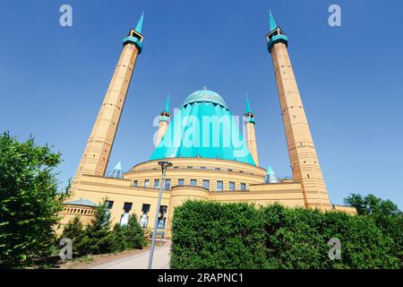 Une mosquée Mashkhur Jusup dans le centre de Pavlodar sur un fond de ciel bleu en été. Traduit du kazakh : Mosquée Mashhur Zhusup Banque D'Images