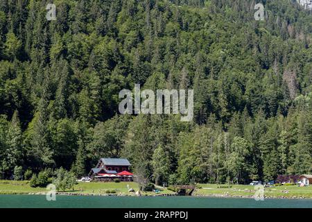 Lac Montriond vu d'en haut. Aérien de la chaîne de montagnes des Alpes françaises fondre le lac d'eau en été. Banque D'Images