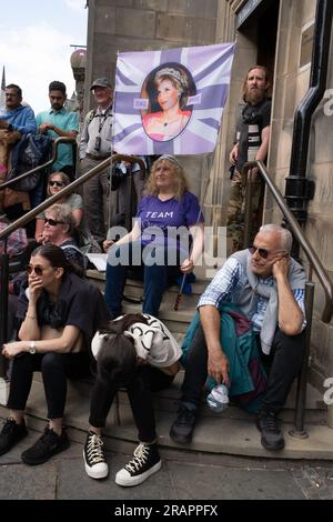 Édimbourg, Écosse, 5 juillet 2023. Les gens se tiennent sur la Royal Mile High Street pour assister aux processions royales alors que l'Écosse marque le couronnement royal de sa Majesté le roi Charles III, à Édimbourg, en Écosse, le 5 juillet 2023. Crédit photo : Jeremy Sutton-Hibbert/Alamy Live News Banque D'Images